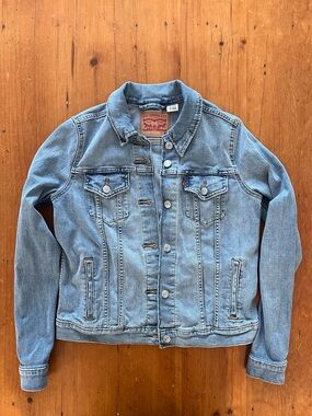 Levi's Light Wash Denim Trucker Jacket - Blue